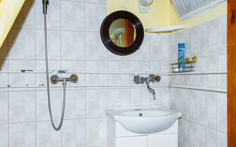 Rosso: Espejo, Grifo, Arreglo De Tubería, Propiedad, Lavabo, Lavabo Del Baño, Baño, Púrpura, Diseño De Interiores, Suelo