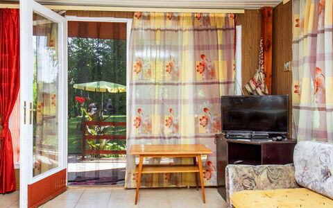 Rosso: Mueble, Mesa, Edificio, Ventana, Cortina, Decoración, Madera, Textil, Naranja, Sofá