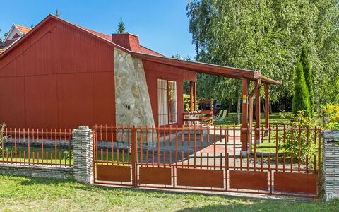 Rosso: Planta, Cielo, Edificio, Árbol, Sombra, Madera, El Terreno Del Lote, Arquitectura, Hierba, Cabaña