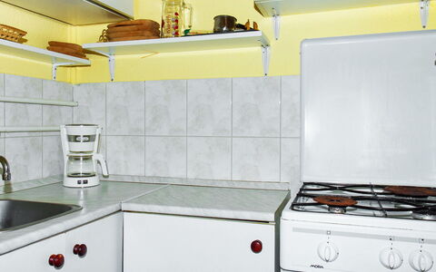 Rosso: Gabinetes, Propiedad, Fregadero, Blanco, Estufa De Cocina, Aparato De Cocina, Producto, Grifo, Cocina, Lavabo