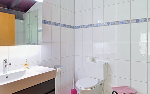 Von Allmen: Baño, Arreglo De Tubería, Piso, Pared, Diseño De Interiores, Suelo, Lavabo Del Baño, Lavabo, Grifo, Baño