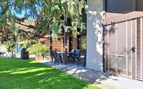 Von Allmen: Madera, Sombra, Casa, Jardín, Cobertura Del Suelo, Yarda, Patio Interior, Césped, Paisajismo
