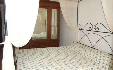 Villa Giulia Follonica: Habitación, Cama, Habitación, Propiedad, Mueble, Colchón, Sábana, Marco De La Cama, Lecho, Cama Con Dosel
