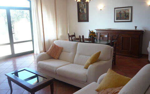 Villa Giulia Follonica: Habitación, Sala, Mueble, Propiedad, Diseño De Interiores, Suelo, Edificio, Pared, Mesa, Sofá