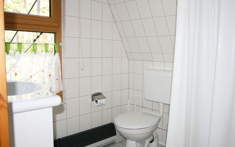 Arendsee 100: Baño, Propiedad, Habitación, Baño, Loseta, Asiento Del Baño, Arreglo De Tubería, Arquitectura, Casa, Suelo