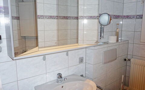 Landhaus Weisser: Baño, Loseta, Propiedad, Habitación, Accesorio De Baño, Pared, Arreglo De Tubería, Arquitectura, Cerámico, Diseño De Interiores