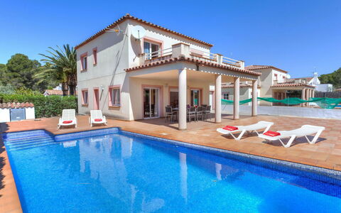 Villa Cala Nova a: Agua, Cielo, Propiedad, Piscina, Planta, Edificio, Sombra, Mueble Para Exteriores, Sunlounger, Silla
