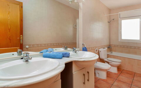 Villa Alguer: Espejo, Grifo, Arreglo De Tubería, Lavabo, Mueble De Baño, Lavabo Del Baño, Propiedad, Baño, Púrpura, Diseño De Interiores