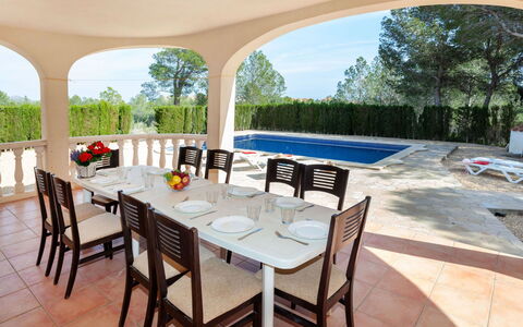 Villa Alguer: Mesa, Mueble, Propiedad, Silla, Planta, Cielo, Sombra, Mueble Para Exteriores, Árbol, Agua