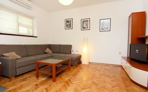 Brodarica 101: Habitación, Mueble, Suelo, Propiedad, Diseño De Interiores, Edificio, Suelos De Madera, Madera Dura, Sala, Suelo Laminado