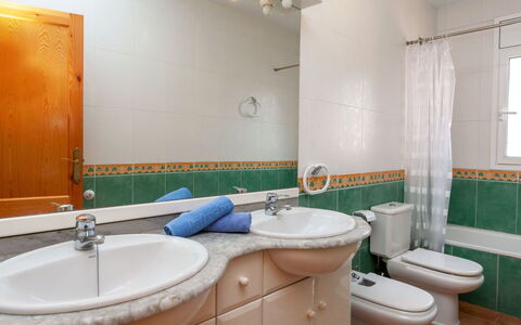 Villa Cala Vidre B: Espejo, Arreglo De Tubería, Lavabo Del Baño, Lavabo, Grifo, Propiedad, Mueble De Baño, Baño, Azur, Púrpura
