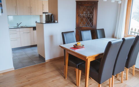 Burkhalter: Mesa, Mueble, Silla, Gabinetes, Madera, Edificio, Piso, Cocina Y Comedor Mesa, Suelo, Manchas De Madera