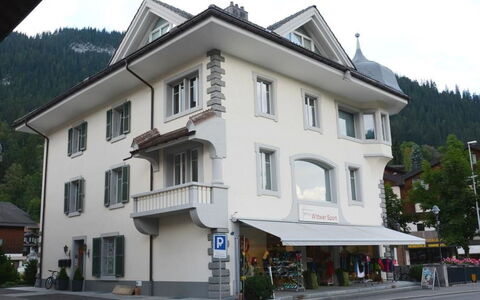 Haus am Bach: Cielo, Edificio, Ventana, Nube, Árbol, Planta, Casa, Barrio, Barrio Residencial, Diseño Urbano