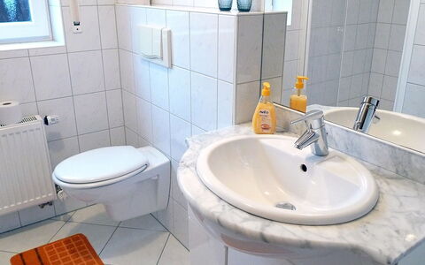 Reissmann: Baño, Propiedad, Baño, Grifo, Habitación, Arreglo De Tubería, Loseta, Accesorio De Baño, Lavabo, Pared