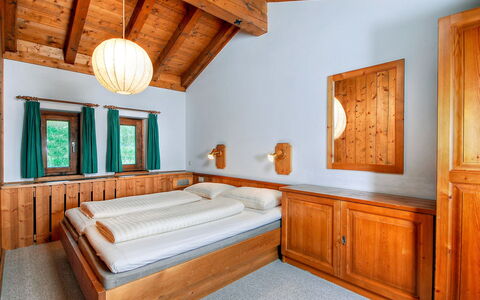 Matrei in Osttirol 200: Habitación, Mueble, Propiedad, Cama, Habitación, Techo, Edificio, Marco De La Cama, Diseño De Interiores, Casa