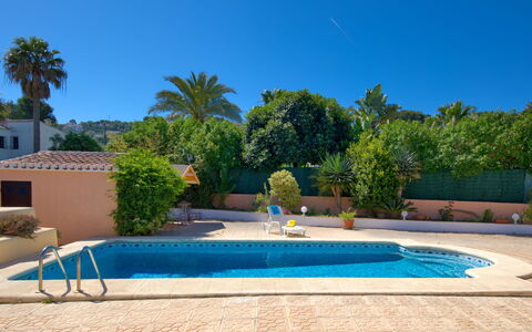 Anguilaga: Agua, Cielo, Planta, Propiedad, Edificio, Piscina, Azur, Azul, Sombra, Árbol