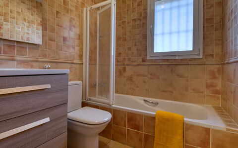 Anguilaga: Bañera, Arreglo De Tubería, Propiedad, Ventana, Grifo, Baño, Madera, Púrpura, Diseño De Interiores