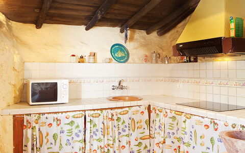 Pepa: Habitación, Propiedad, Mostrador, Cocina, Edificio, Mueble, Diseño De Interiores, Techo, Casa, Gabinetes