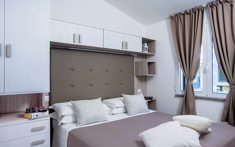 Castiglione della Pescaia 140: Habitación, Mueble, Cama, Habitación, Propiedad, Diseño De Interiores, Sábana, Marco De La Cama, Colchón, Cortina