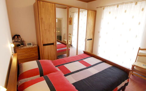 Novigrad (Zadar) 307: Habitación, Cama, Habitación, Mueble, Marco De La Cama, Propiedad, Sábana, Colchón, Diseño De Interiores, Edificio