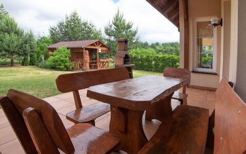 Villa von Valdi: Mesa, Cielo, Propiedad, Mueble, Planta, Nube, Edificio, Árbol, Madera, Mueble Para Exteriores