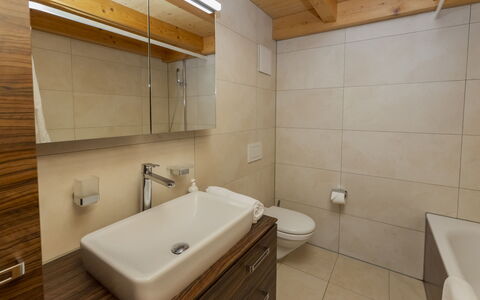 Staubbach: Piso, Lavabo Del Baño, Arreglo De Tubería, Diseño De Interiores, Lavabo, Madera, Suelo, Baño, Grifo, Plomería