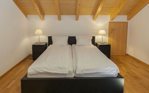Staubbach: Mueble, Cama, Diseño De Interiores, Habitación, Piso, Madera, Suelo, Techo, Sábana, Suelos De Madera