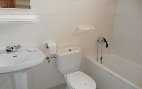 Josiane: Baño, Propiedad, Grifo, Asiento Del Baño, Habitación, Pared, Arreglo De Tubería, Loseta, Lavabo Del Baño, Baño