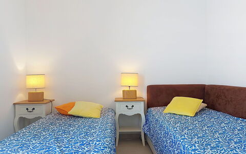 Six Fours la Coudoulière 220: Mueble, Diseño De Interiores, Habitación, Suelo, Cama, Sábana, Piso, Textil, Habitación, Lecho
