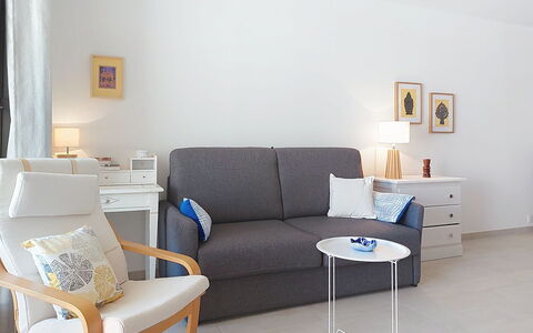 Six Fours la Coudoulière 220: Mueble, Diseño De Interiores, Piso, Sofá, Suelo, Sala, Habitación, Mesa, Silla, Textil