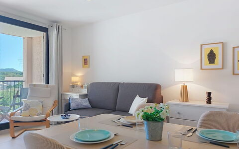 Six Fours la Coudoulière 220: Mueble, Diseño De Interiores, Piso, Habitación, Casa, Techo, Encendiendo, Silla, Mesa, Suelo