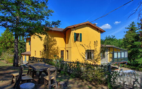 Villa Lorenzo: Propiedad, Casa, Casa, Bienes Raíces, Amarillo, Edificio, Cielo, Arquitectura, Árbol, Barrio Residencial