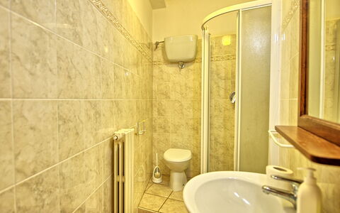 Villa Lorenzo: Baño, Propiedad, Habitación, Loseta, Diseño De Interiores, Pared, Amarillo, Arquitectura, Suelo, Casa