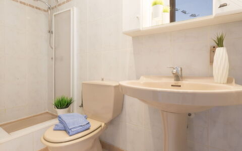 Porto Fino: Espejo, Arreglo De Tubería, Planta, Propiedad, Fotografía, Lavabo, Grifo, Púrpura, Lavabo Del Baño, Baño