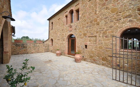 Villa Gaeta: Propiedad, Edificio, Pared, Casa, Patio, Bienes Raíces, Habitación, Arquitectura, Vacaciones, Inmuebles