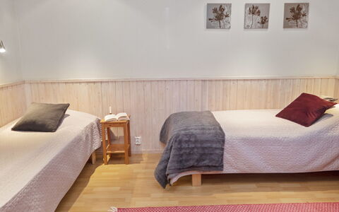 Suopursu: Madera, Piso, Habitación, Suelo, Diseño De Interiores, Cama, Sábana, Mueble, Lecho, Habitación