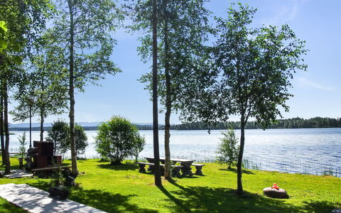 Alakitkajärvi, Takkusalmi: Banco, Césped, Lago, Sombra, Apuntalar, Reservorio, Parque, Jardín, Costa, Sonido