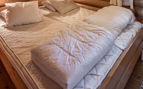 Ruka-Kitkan Kuukkeli: Madera, Mueble, Piso, Diseño De Interiores, Suelo, Cama, Habitación, Linos, Manchas De Madera, Habitación
