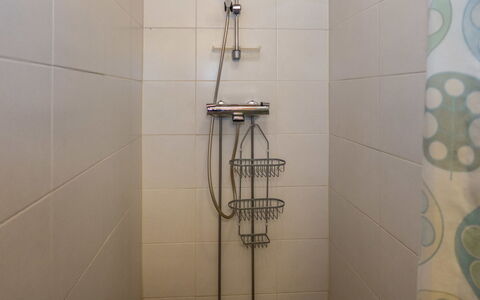 Ruka-Kitkan Kuukkeli: Baño, Alcachofa De La Ducha, Arreglo De Tubería, Piso, Ducha, Barra De La Ducha, Plomería, Suelo, Panel De Ducha, Loseta