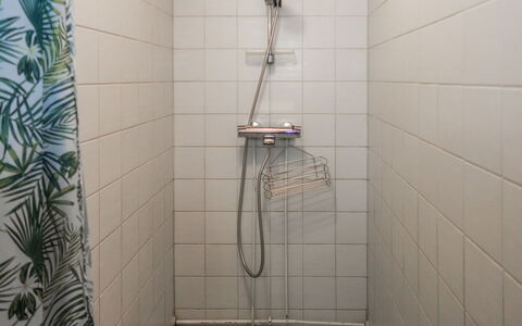 Ruka-Kitkan Käki: Baño, Arreglo De Tubería, Piso, Suelo, Plomería, Ducha, Alcachofa De La Ducha, Diseño De Interiores, Loseta, Material Compuesto