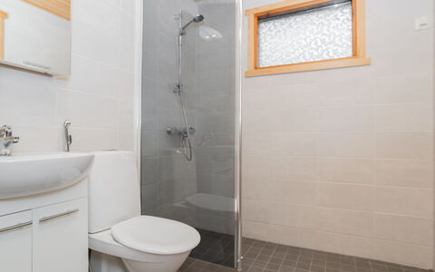 Viipusjärvi 10: Baño, Piso, Arreglo De Tubería, Pared, Suelo, Diseño De Interiores, Baño, Lavabo Del Baño, Techo, Plomería