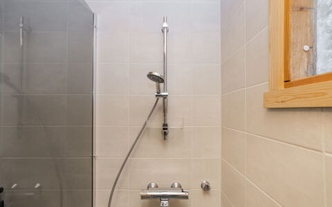 Viipusjärvi 10: Baño, Arreglo De Tubería, Pared, Piso, Alcachofa De La Ducha, Suelo, Ducha, Diseño De Interiores, Barra De La Ducha, Plomería