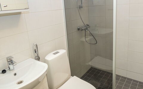 Viipusjärvi 11: Baño, Asiento Del Baño, Baño, Arreglo De Tubería, Lavabo Del Baño, Piso, Pared, Suelo, Diseño De Interiores, Lavabo
