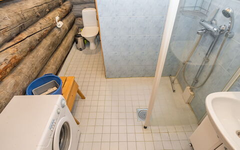 Pajalan Honka: Piso, Suelo, Madera, Arreglo De Tubería, Asiento Del Baño, Baño, Diseño De Interiores, Baño, Plomería, Habitación