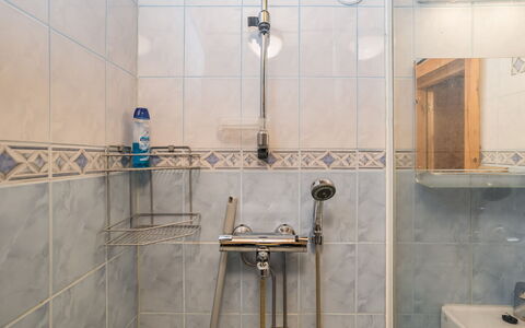 Pajalan Honka: Arreglo De Tubería, Piso, Alcachofa De La Ducha, Suelo, Plomería, Diseño De Interiores, Baño, Ducha, Grifo, Loseta