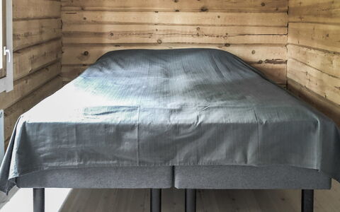 Pajalan Hirsitupa: Madera, Habitación, Piso, Suelo, Sábana, Cama, Lecho, Diseño De Interiores, Marco De La Cama, Techo