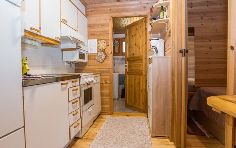 Piilola Nr 2: Madera, Suelo, Diseño De Interiores, Piso, Casa, Cocina, Manchas De Madera, Techo, Electrodoméstico, Habitación
