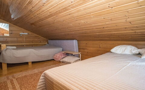 Piilola Nr 2: Mueble, Suelo, Diseño De Interiores, Piso, Madera, Techo, Habitación, Cama, Suelos De Madera, Habitación
