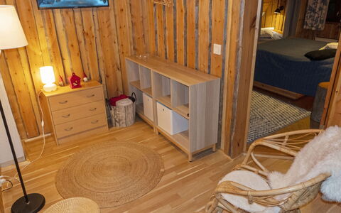 Örtsylä B: Cama, Mueble, Habitación, Diseño De Interiores, Lecho, Sábana, Piso, Madera, Suelo, Habitación