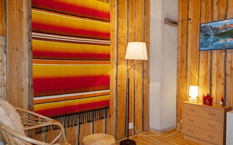 Örtsylä B: Cama, Mueble, Habitación, Diseño De Interiores, Lecho, Sábana, Piso, Madera, Suelo, Habitación